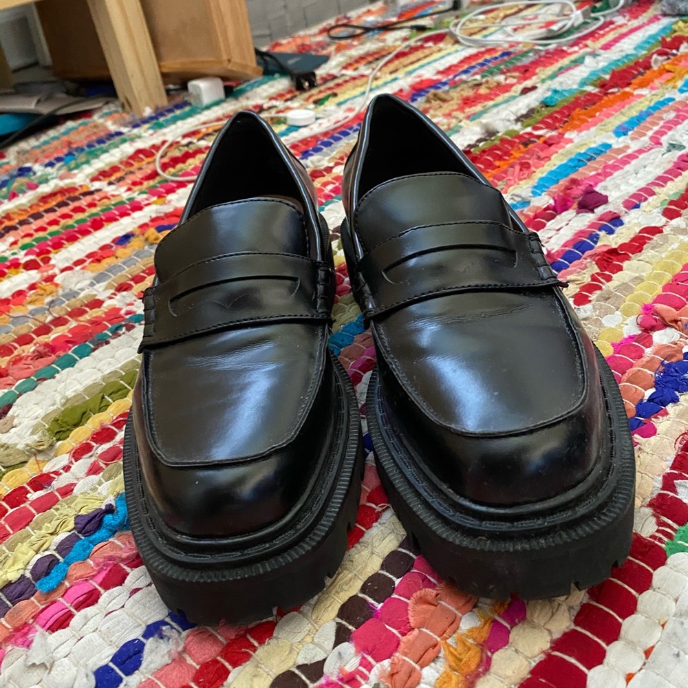 Platform loafers. Also called creepers